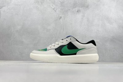Nike Sb Force 58是一款将前沿创新带入街头的单品，它具有硫化杯底，具有出色的耐用性和灵活性。使用帆布和绒面革，在饰面上放置通风口，它自始至终都融入