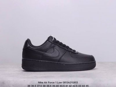公司级耐克nike Air Force 1 Low 空军一号低帮百搭休闲运动板鞋。柔软、弹性十足的缓震性能和出色的中底设计，横跨复古与现代的外型结合，造就出风靡