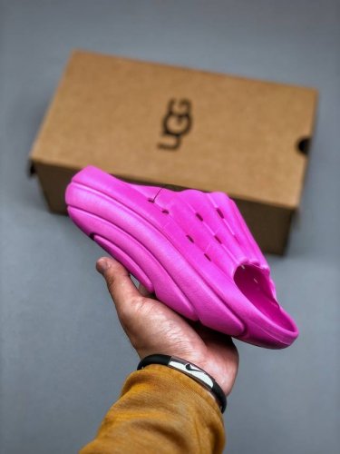 Ugg 舒适轻盈 Eva一字拖鞋 老少皆宜鞋底采用的是超级无敌轻便的Eva发泡 U家的经典材质一个字就是“轻”带你享受不一样的裸感史上最值得入手的凉鞋没有之一，