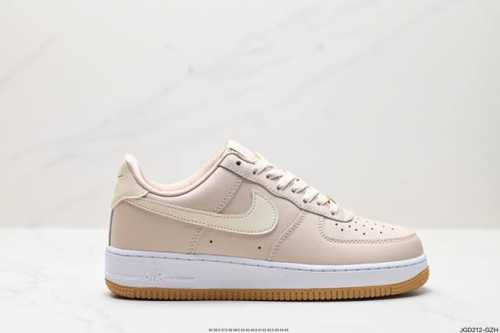 公司级耐克nike Air Force 1 Low 空军一号低帮百搭休闲运动板鞋。柔软、弹性十足的缓震性能和出色的中底设计，横跨复古与现代的外型结合，造就出风靡