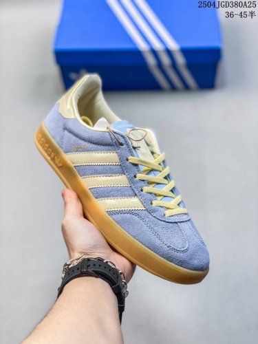 Adidad 阿迪达斯Courtbeat 休闲运动板鞋。这款生活方式运动鞋，灵感源自Adidas网球鞋履的丰富历史，将经典格调与摩登气质和剪裁融于一体。采用别致