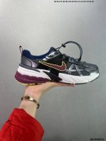 公司级Nike V2K Runtekk 减震防滑复古低帮跑步鞋 材质上使用大面积网眼 皮革 Tpu 组成 支撑和透气性肯定不错 中底处由 Cushlon 泡绵打