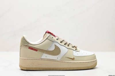 真标耐克Nike Air Force 7空军一号低帮百搭休闲运动板鞋。柔软、弹性十足的缓震性能和出色的中底设计，横跨复古与现代的外型结合，造就出风靡全球三十多年