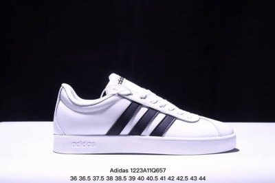 Adidas 阿迪达斯 升级原楦原纸版数据开发版型，采用固色二层皮组合鞋面材质，全新独立开发rb耐磨橡胶外底组合外露轻量eva中底缓震嵌片最近超级火的一双鞋，阿