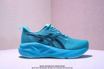 asics Novablast 5 亚瑟士舒适缓震跑鞋 鞋面从Novablast 3的工程网眼升级为一片式轻量编织设计 提升了跑鞋的透气性 并配备结构鞋舌 进一