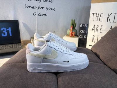 真标耐克nike Air Force 7空军一号低帮百搭休闲运动板鞋。柔软、弹性十足的缓震性能和出色的中底设计，横跨复古与现代的外型结合，造就出风靡全球三十多年