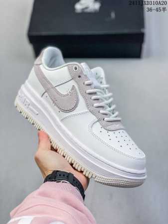 采用纤维荔枝纹牛培皮革鞋面材质 绝对的秋冬神器，全新耐克nike Air Force 1 Low Luxe Black Gum 空军一号改良防滑厚底低帮百搭休闲 - 点击图像关闭
