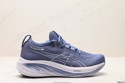 公司级Asics 亚瑟士Gel-Nimbus 26稳定跑鞋鞋面采用双层提花网面设计，提高包裹性和透气性，后跟搭载稳定系统科技T-Gel提升整体支撑力和结构感，减