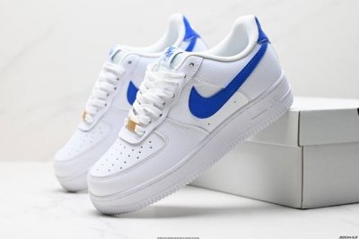 250 公司级耐克Nike Air Force 1“07空军一号低帮百搭休闲运动板鞋。柔软、弹性十足的缓震性能和出色的中底设计，横跨复古与现代的外型结合，造就出