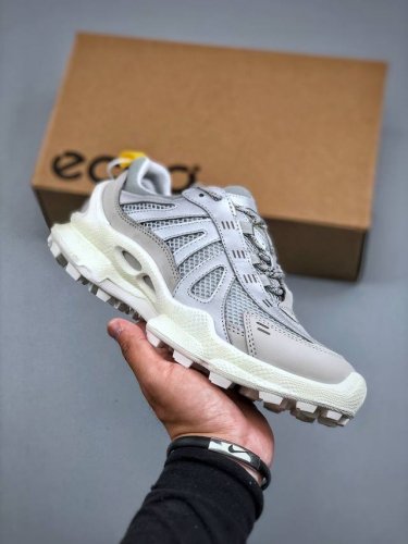 Ecco 爱步 皮条带网 透气 经典和现代工艺品质融合 精选小牛皮面料 百搭休闲老爹鞋 舒适性相当不错 版型楦型非常到位上脚 专柜热销款 独有鞋型设计 特有Lo