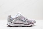 公司级耐克Nike Zoom Vomero 5 马拉松复古跑五代休闲运动慢跑鞋 采用环保纤维革饰片组合网眼布鞋面材质 升级正确后跟Tpu加固 耐弯折热塑框架支撑