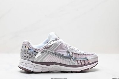 公司级耐克Nike Zoom Vomero 5 马拉松复古跑五代休闲运动慢跑鞋 采用环保纤维革饰片组合网眼布鞋面材质 升级正确后跟Tpu加固 耐弯折热塑框架支撑