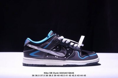 耐克Nike Sb Dunk Low Pro蝙蝠侠红 扣篮系列复古低帮休闲运动滑板板鞋。采用脚感柔软舒适Zoomair气垫，有效吸收滑板等极限运动在落地时带来的
