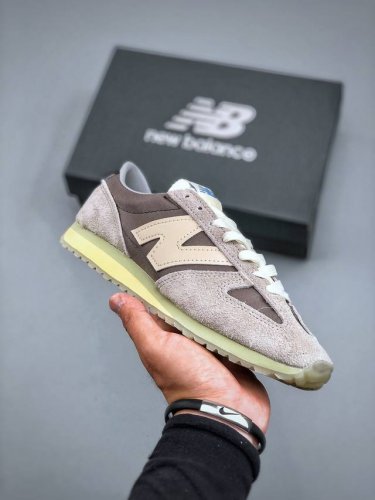 New Balance 471系列 灰棕色复古轻便平衡生活休闲鞋 上架实拍以复古跑鞋设计为灵感 融合现代舒适科技 重塑街头与日常穿搭的潮流风格 延续Nb标志性的