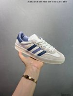 阿迪达斯 Adidas Originals Gazelle Indoor复古三叶草防滑透明橡胶板鞋经典运动鞋。这款经典鞋,忠于原版设计,缀撞色三条纹和鞋跟饰片。
