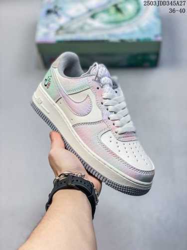 130 耐克 Nike Air Force 1 '07 Low 空军一号含气垫 低帮百搭厚底增高休闲运动板鞋。柔软、弹性十足的缓震性能和出色的中底设计，横跨复古