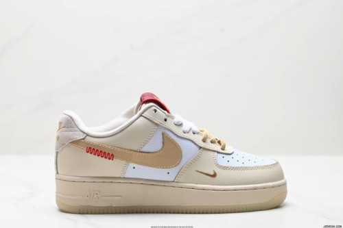 真标耐克Nike Air Force 1“07空军一号低帮百搭休闲运动板鞋。柔软、弹性十足的缓震性能和出色的中底设计，横跨复古与现代的外型结合，造就出风靡全球三