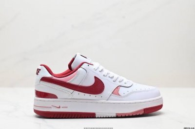 真标W Nike Gamma Force兼顾舒适脚感和出众风范，演绎匠心之作。结构性的支撑贴合感结合复古篮球设计，塑就场外全明星风范。 货号:Dx9176-10