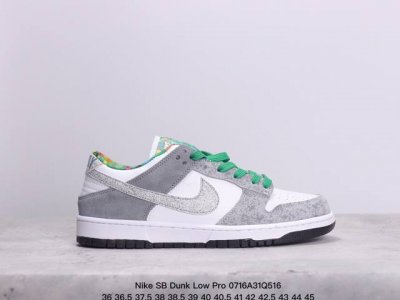 耐克nike Sb Dunk Low Pro 复古低帮 真标 休闲运动滑板板鞋。采用脚感柔软舒适zoomair气垫，有效吸收滑板等极限运动在落地时带来的冲击力，