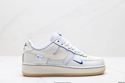 真标耐克Nike Air Force 1“07空军一号低帮百搭休闲运动板鞋。柔软、弹性十足的缓震性能和出色的中底设计，横跨复古与现代的外型结合，造就出风靡全球三