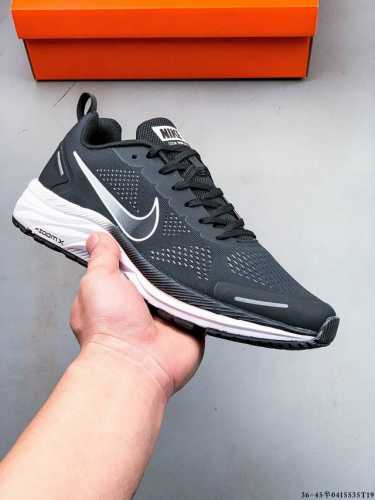 耐克Nike Zoom Winflo 9X 登月W9轻质透气休闲运动跑步鞋。升级中底为Cushlon St，材质上更显得轻盈透气，耐磨性提高同时也使运动鞋在穿着