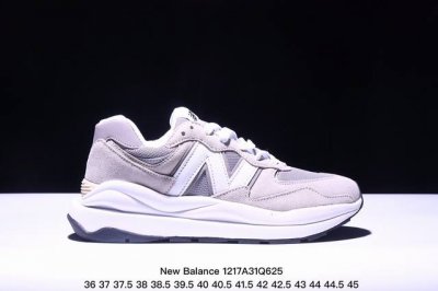 公司级new Balance Nb5740系列 凭借多种严选的优质素材重塑出让人耳目一新又充满层次感的革新中低结构。为呼应90年代的巨大化潮流，鞋侧也点题采用了