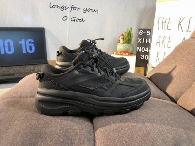 高品质 原材料开发 Hoka Xbon B3Ls 邦代 鞋头采用牛皮革材质 网面是Mono 纱材质 ，里面是蜂窝煤透气网眼定型。后跟设计采用皮革双缝线 ，Hok