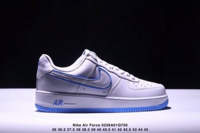 真标耐克Nike Air Force 1“07空军一号低帮百搭休闲运动板鞋。柔软、弹性十足的缓震性能和出色的中底设计，横跨复古与现代的外型结合，造就出风靡全球三