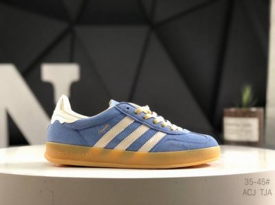 真标带半码Adidas Originals Gazelle Indoor 蓝色 此款鞋延续了橡胶外底和经典款式的传统。优质绒面革鞋面和标志性的3条纹采用明亮的对