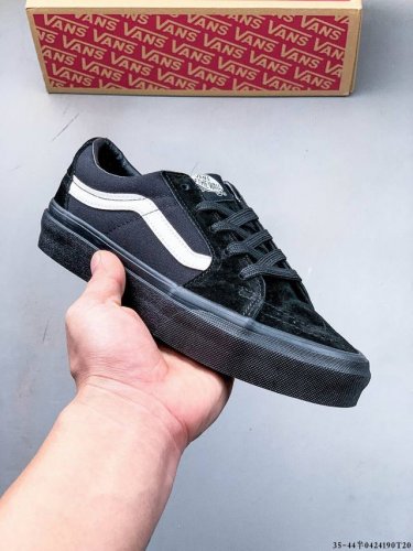 万斯 Vans Sk8-Low 复古低帮百搭休闲滑板鞋 Sk8-Low 作为 Sk8-Hi 的衍生鞋型，在保留鞋头、鞋带眼片、侧边条纹等各处细节的基础上，将 S