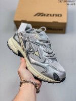 真标 Mizuno 美津浓 复古时尚休闲舒适减震运动跑步鞋 美津浓wave机械缓震，可以说是机械缓震跑鞋科技的翘楚。有着非凡的适应性，有着充分而持久的缓震能力和