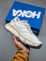 hoka One One Mafate Speed 2 Low 玛法特2代 鞋面采用超轻的无缝架构，轻薄的Tpu贴在透气的鞋面材料上，减轻重量同时也保证了支撑性