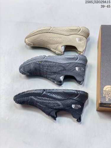 thenorthface北面一脚蹬袜子鞋懒人鞋.鞋面采用进口飞织弹力面柔韧性和舒适性简直无法言喻鞋底采用Md底 回弹减震效果 上脚像踩棉花糖 有效减少运动时候的