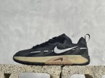 FUTURA x Nike Jam 系列 采用鞋面合成皮革与网眼布设计 以便于运动员在霹雳舞运动中的保护和耐穿 中底设计细节采用翻转SWOOSH设计 使得倒立动
