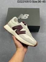 new Balance Ms327 复古休闲运动慢跑鞋 以更纯粹的复古风格设计打造的全新造型 侧身还以解构设计 将 N 字标志以做旧压花样式呈现 官方货号：Ms