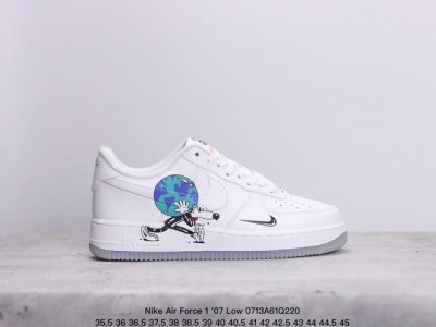 耐克 Nike Air Force 1 '07 Low 空军一号白低帮，柔软、弹性十足的缓震性能和出色的中底设计，横跨复古与现代的外型结合，造就出风靡全球三十多