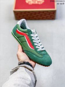 全新系列 Vans Super Lowpro 复古薄底 Vans Super Lowpro 的原型为 Vans 在上世纪 80 年代推出的一款竞赛鞋 Style