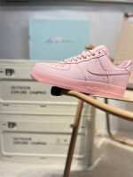 耐克 Nike Air Force 1 '07空军一号 百搭休闲运动板鞋。柔软、弹性十足的缓震性能和出色的中底设计，横跨复古与现代的外型结合，造就出风靡全球三十