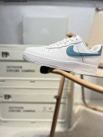 耐克 Nike Air Force 1 '07空军一号 百搭休闲运动板鞋。柔软、弹性十足的缓震性能和出色的中底设计，横跨复古与现代的外型结合，造就出风靡全球三十