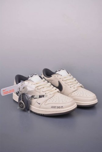 fragment X Travis Scott X Dior air Jordan 1 Low 三方联名倒钩 全新的三方联名低帮倒钩鞋面延续了黑脚趾设计 整双鞋