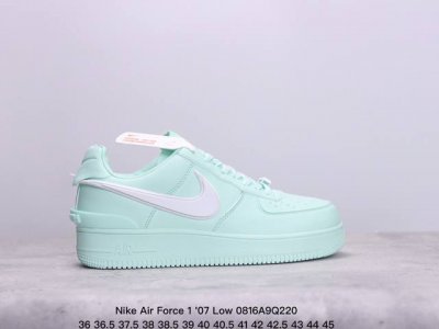 耐克 Nike Air Force 1 '07 Low 空军一号低帮，柔软、弹性十足的缓震性能和出色的中底设计，横跨复古与现代的外型结合，造就出风靡全球三十多年