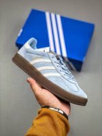 Adidas Originals Gazelle Indoor 复古单品自1960年代发售以来，“Gazelle”系列凭借其古典复古魅力，一直备受喜爱。如今，该