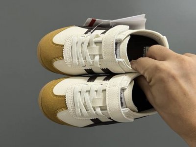 yss 新款限量儿童魔术贴休闲鞋 Size：22-37码 新工厂P新工艺新材料 新配色更好看啦 经典款式设计，低调奢华有内涵 魔术贴松紧带设计，穿脱超方便 超弹