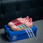180 核心私 Adidas Originals Gazelle Indoor 三叶草复古防滑耐磨低帮板鞋 鞋款采用柔软的绒面革和耐用的皮革衬里融合在橡胶外底上