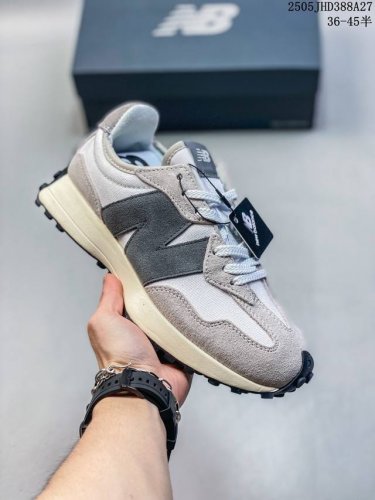 new Balance Ms327 复古休闲运动慢跑鞋 以更纯粹的复古风格设计打造的全新造型 侧身还以解构设计 将 N 字标志以做旧压花样式呈现 官方货号:U3