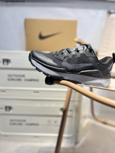 耐克 Nike Wildhorse 8.0 男子越野跑步鞋Nike跑步鞋 缓震透气 运动鞋，穿上Nike Wildhorse 8 越野跑步鞋，由步道起点往山顶前