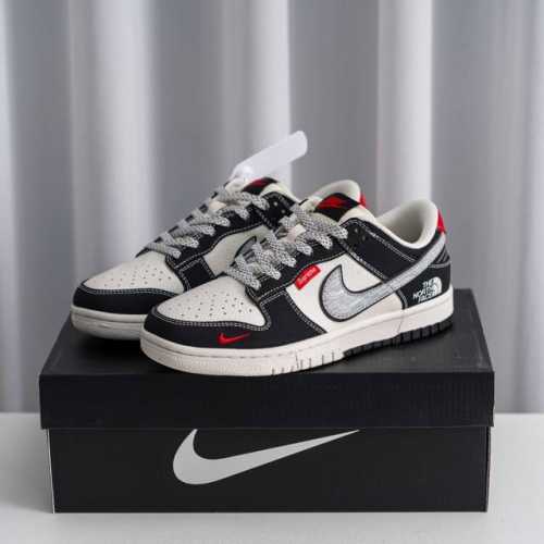 核心私 Nike Dunk 全套原楦原模倾力打造完美版型 独家原厂航空铝磨具打磨大底 鞋头坡度极致还原 无解鞋型 原盒原配 圈内天花板工艺 原厂冲刀 超高清洁度