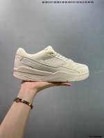 Air Jordan Flight Court 乔丹低帮复古篮球鞋 设计简约又不失复古韵味 鞋内的鞋垫柔软且有弹性 能够很好地缓冲落地时的冲击力 鞋面的材质贴合