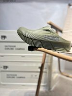 未来主义轮廓,美国新兴跑鞋品牌Hoka One One Ora Recovery Slide 奥拉系列舒适泡棉厚底增高水路两用休闲户外露营洞洞鞋凉拖鞋 提到舒适