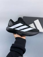 Adizero Evo Sl跑步鞋是阿迪达斯推出的一款备受瞩目的超轻跑鞋。这款鞋以其超轻量化设计脱颖而出，成为跑者的理想选择，尤其适合竞速训练和日常训练。搭载了